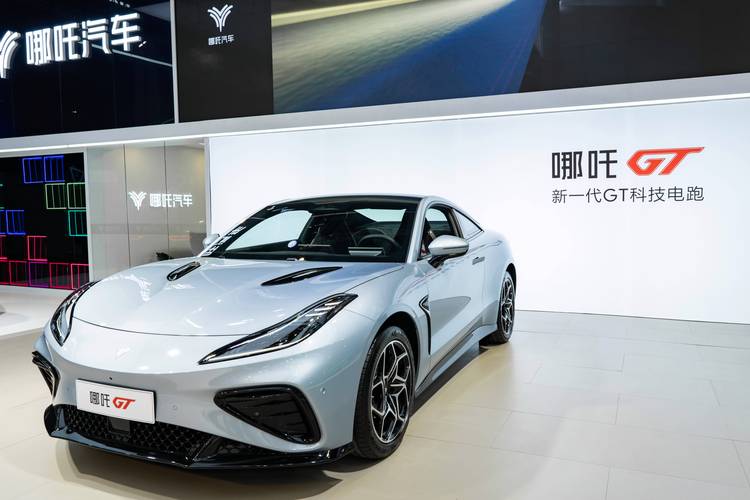 深圳50哪吒汽车在智能汽车领域的表现，领途汽车在新能源汽车市场中的影响力